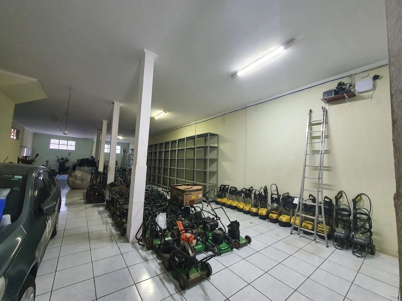 Imagem Oportunidade Única: Adquira Agora Este Espaço Comercial Espaçoso e Encantador no Bairro Jardim Simus!