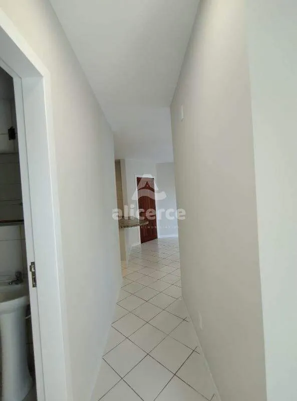 Imagem Apartamento recém reformado, 3 dorm. com suíte, sol da manhã e vista livre em Barreiros - São José - SC