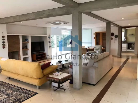 Imagem Casa Moderna à venda no Centro da Granja Viana