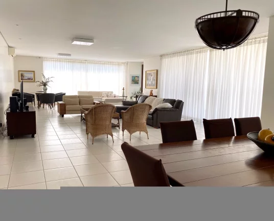 Imagem Belíssima casa com 4 Suites, 6 vagas cobertas  em Jurere Internacional a poucos passos da Praia. T...