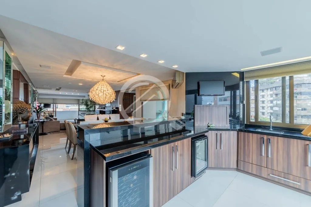 Imagem Apresentamos um sofisticado apartamento no bairro Petrópolis, com 266 m² de área privativa, ofere...