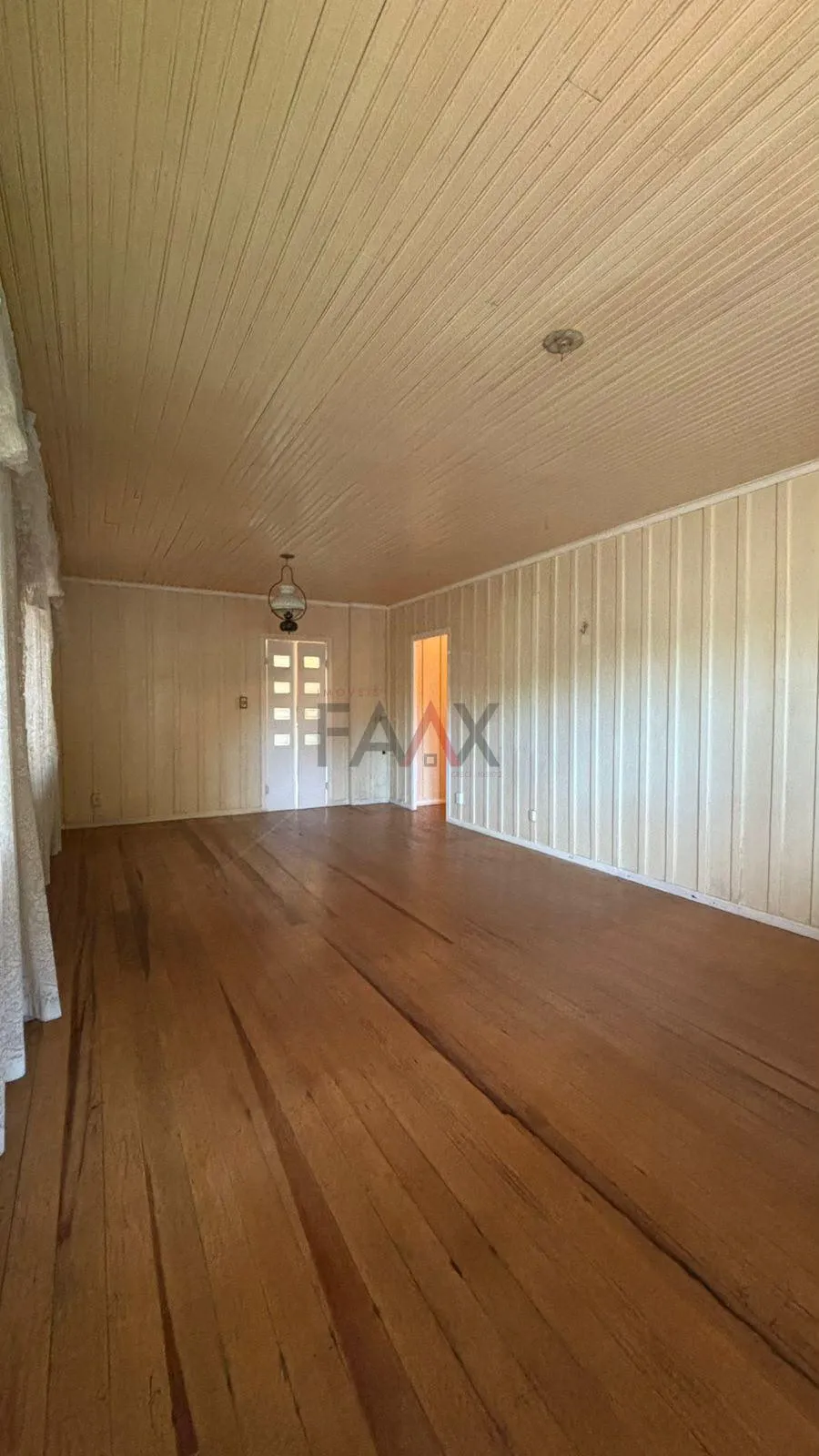 Imagem Casa Aconchegante de Madeira com Terreno à Venda - Santana, Guarapuava - PR