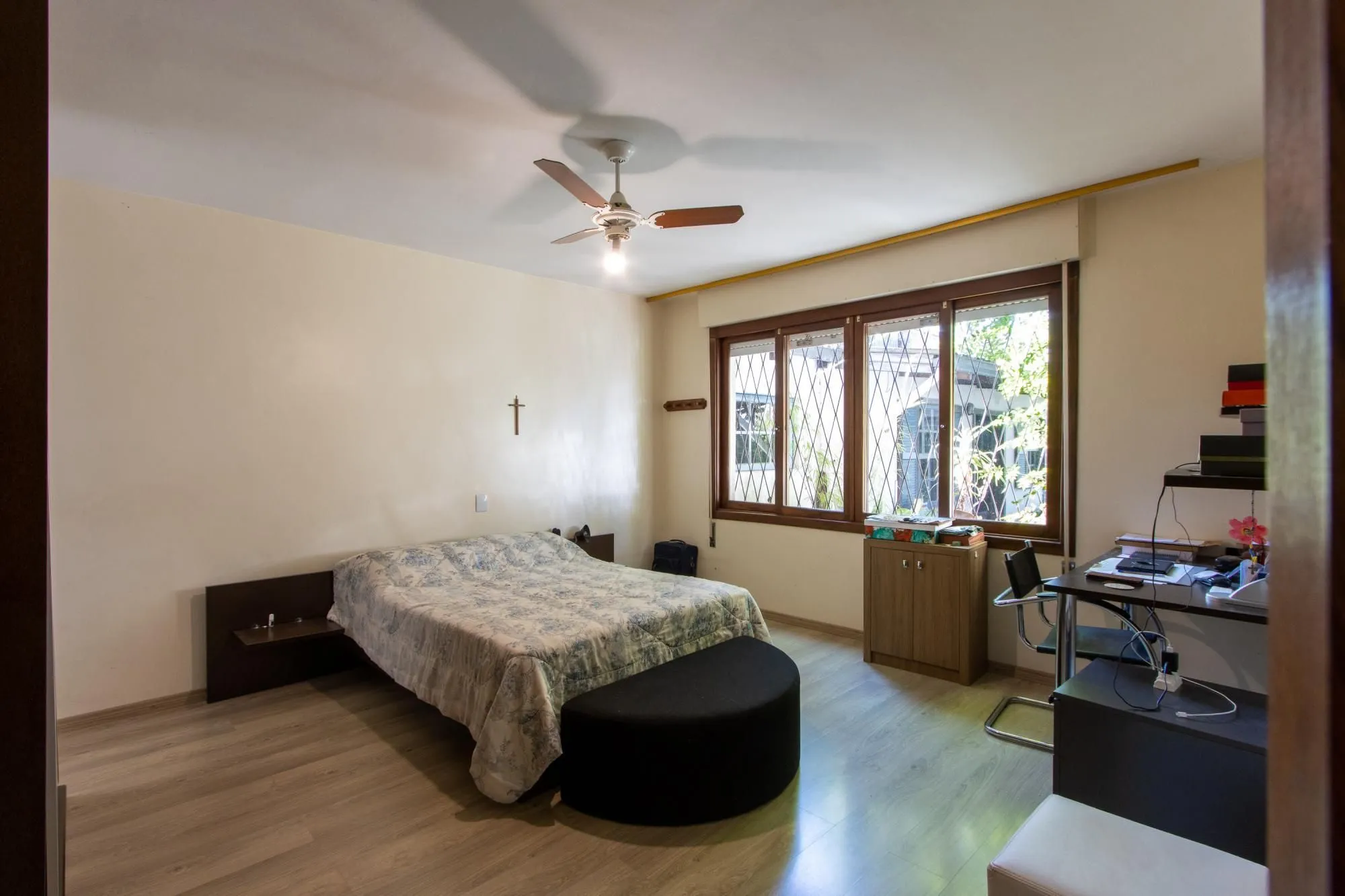 Imagem Casa de Alvenaria, possui 3 dormitórios, uma suíte, hall de entrada, lavabo, living com lareira, cozinha ampla com armários, área gourmet com churrasqueira, corredor, pátio e 4 vagas de garagem, uma construção em anexo que possui hall de entrada, lavabo, 