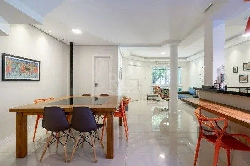 Imagem Casa com 03 dormitórios, 01 suíte, pátio, terraço com churrasqueira e vaga de garagem para 03 carros no bairro Ipanema