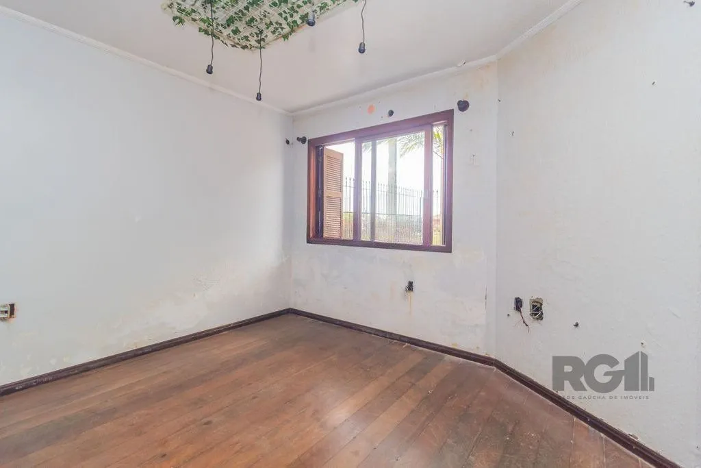 Imagem Casa com 240m², 3 dormitórios, 6 vagas no bairro Sarandi