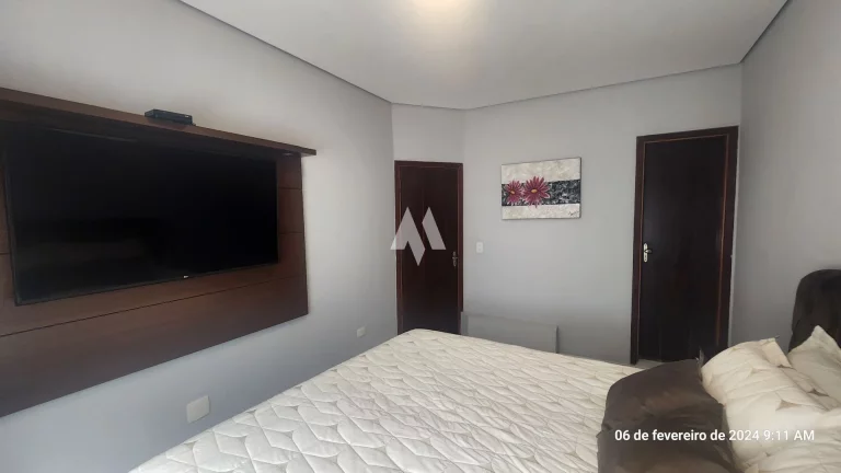 Imagem Viva com Conforto e Estilo em um Sobrado de Três Andares!