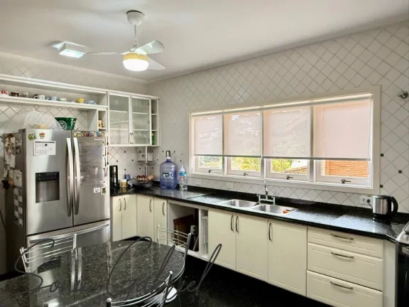 Imagem Espetacular Casa em Condomínio à Venda em Vinhedo-SP - Condomínio Marambaia - 4 Quartos, 2 Suítes, 3 Salas, 5 Banheiros, 4 Vagas de Garagem, 530,14 m².