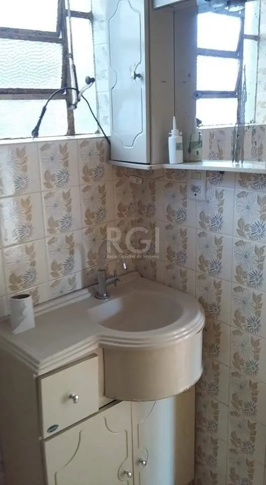 Imagem Casa para Venda - 68m², 2 dormitórios, 1 vaga - Belém Novo