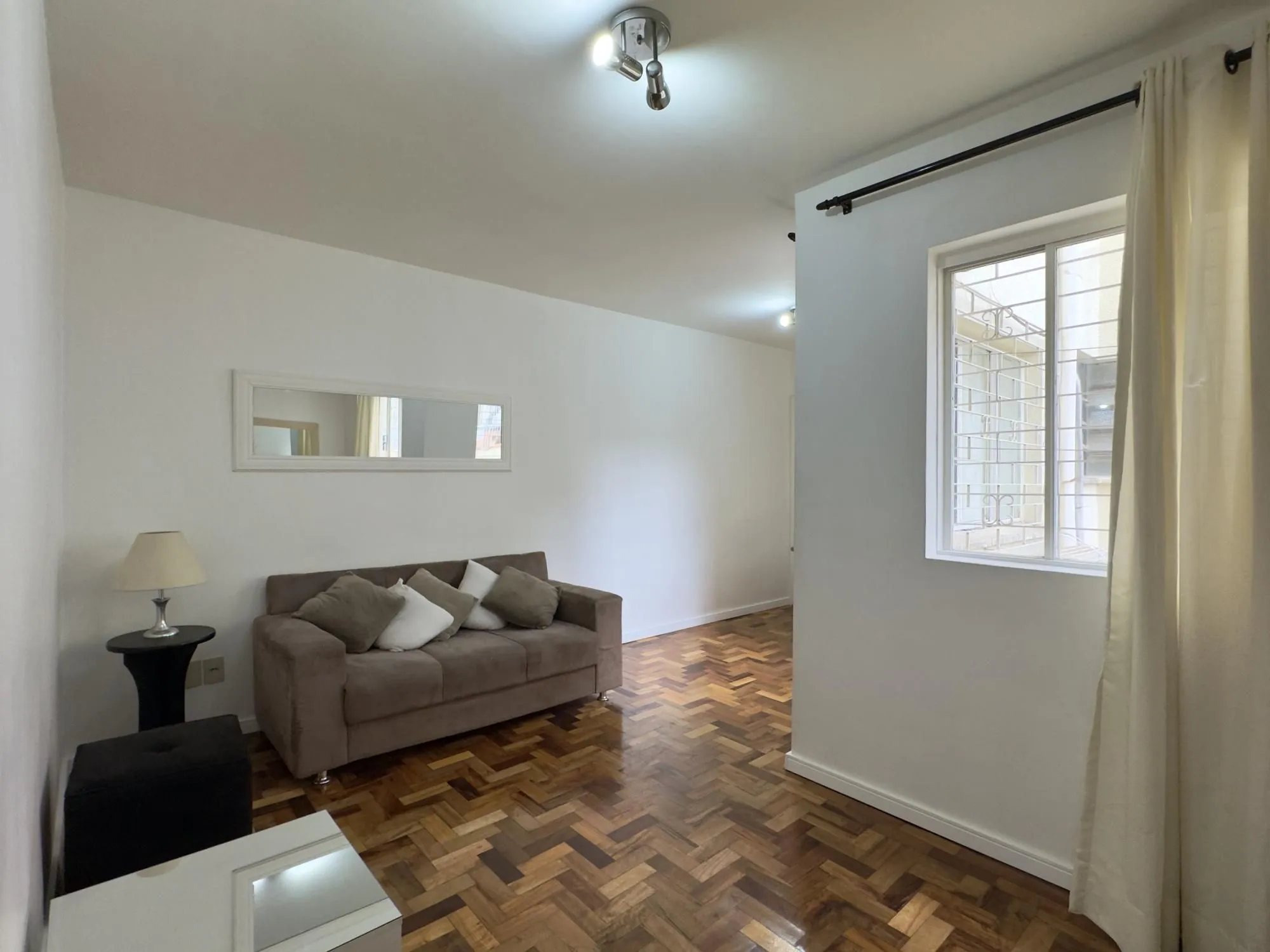 Imagem Apartamento de 2 dormitórios, super amplo e bem iluminado no Centro Histórico