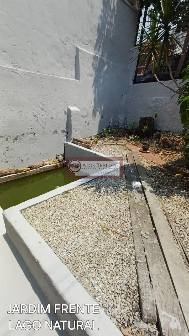 Imagem Vendo Excelente oportunidade na Lapa. Casa de 2 Dormitórios sendo uma suíte, sala em 2 ambíentes, 2 vagas de garagem, áreatotal 171m2, frente para 2 ruas, Jardim com algo natural, quintal com Árvores frutíferas produzindo, aproveite essa oportunidade, Val