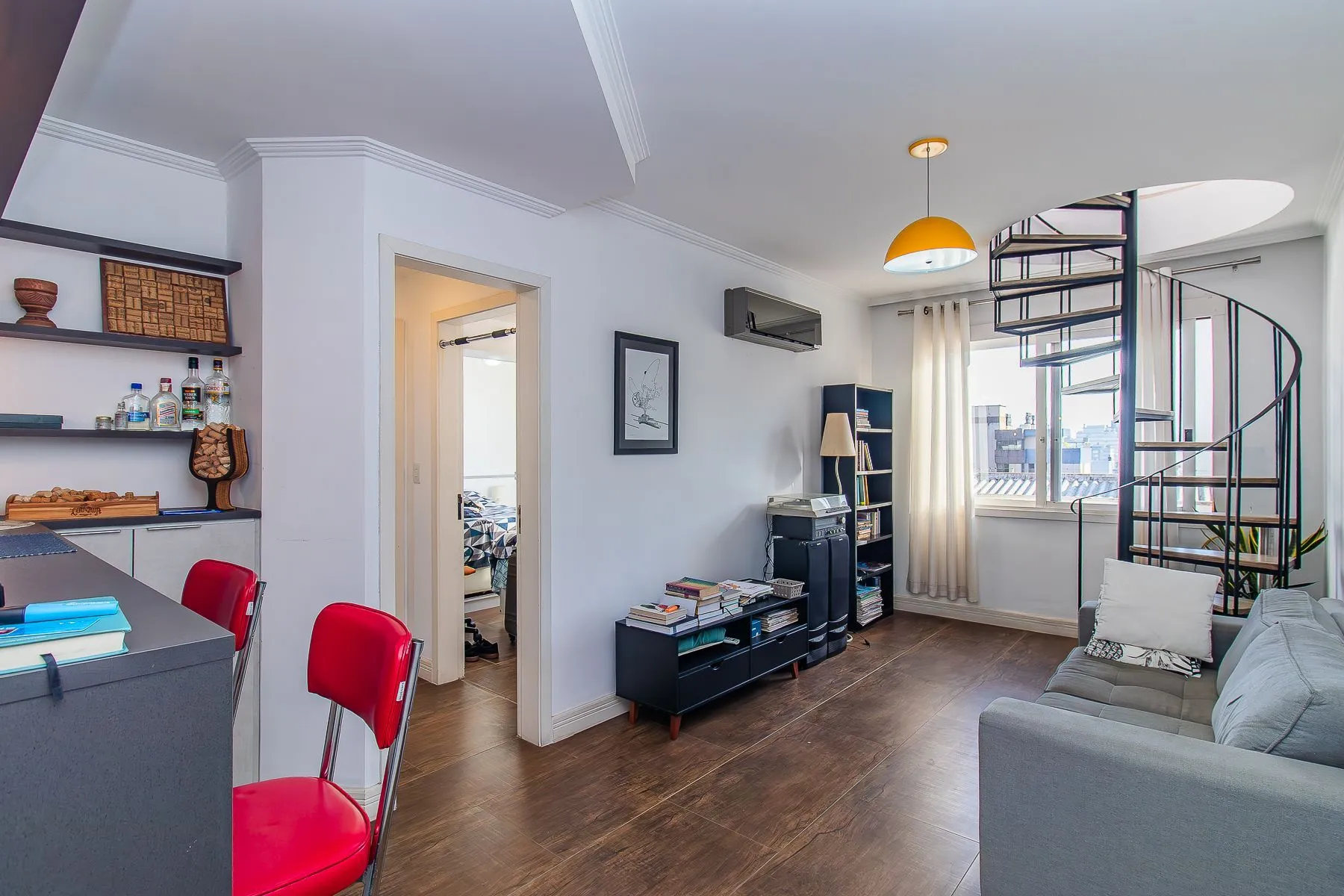Imagem Amplo apartamento duplex com 2 dormitórios e 1 vaga de garagem.