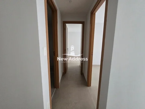 Imagem 2 quartos com suíte em prédio novo e acabamento moderno. Localização excelente, próximo à praia e comércio.