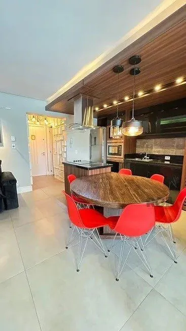 Imagem Apartamento 2 dormitórios, sendo 1 suíte, 77 m² de área privativa e 2 vaga(s) de garagem. Localizado na Rua Mario Antunes da Cunha, no bairro Petrópolis em Porto Alegre.