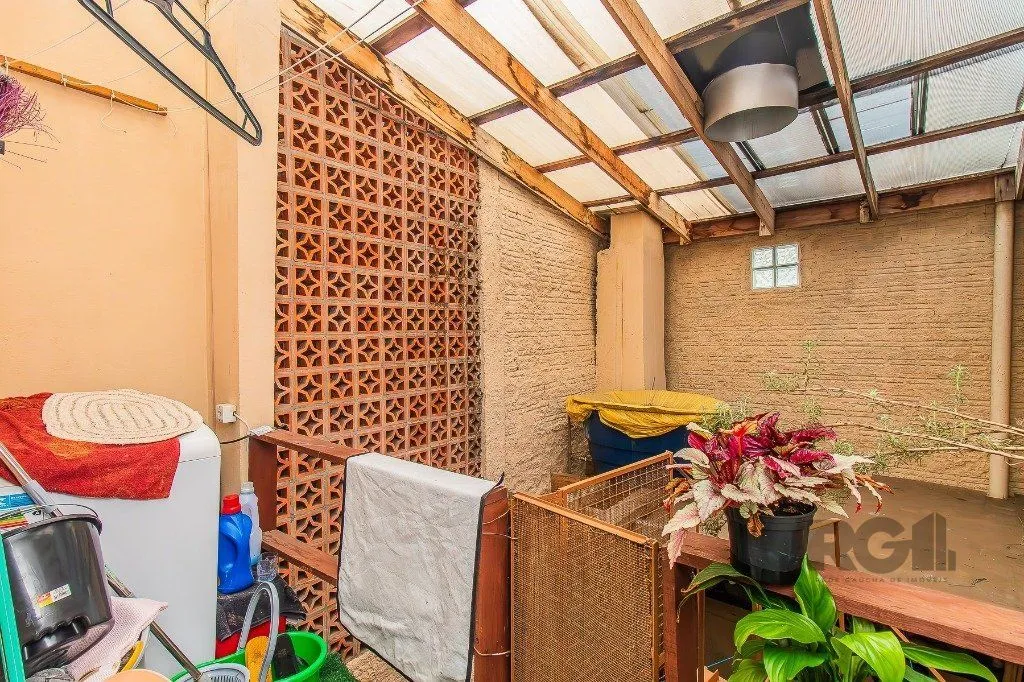 Imagem Casa para Venda - 110m², 2 dormitórios, sendo 1 suítes, 2 vagas - Menino Deus