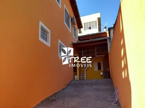 Imagem VENDA DE SOBRADO NO ARUJAMÉRICA, EM ARUJÁ/SP, 320m² com 3 quartos, suíte, lavanderia, salão e 05 vagas, sendo 02 cobertas. CONSULTE-NOS.