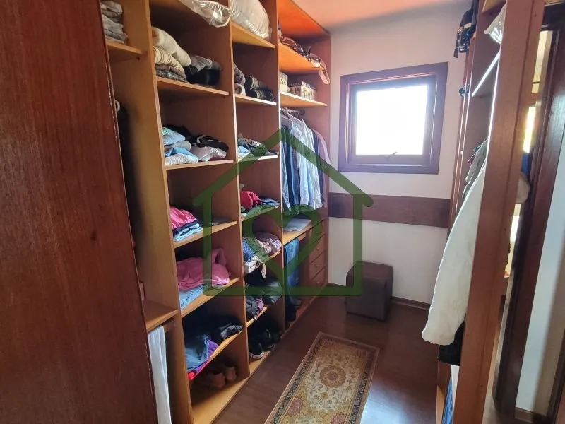 Imagem Casa estilo " tradicional", sólida, construída p/ morar e ter muita história, como disse o propri...