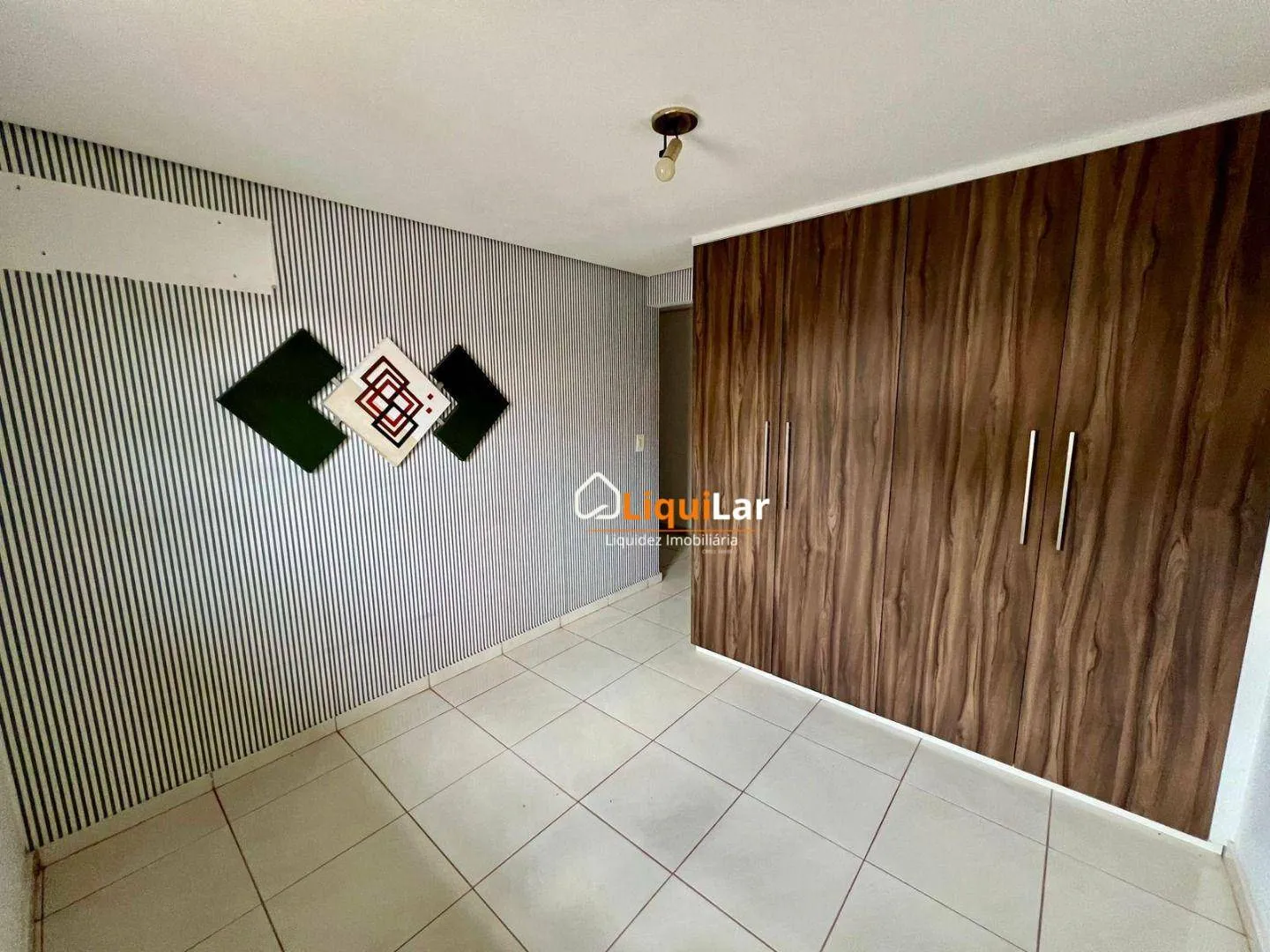 Imagem Sobrado à Venda no Condomínio Residencial Polonês 1 com 3 Quartos, 2 Suítes e Localização Privilegiada.