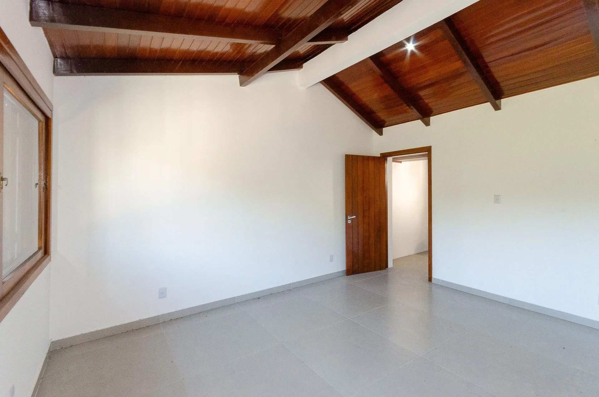 Imagem Casa Residencial de 4 Quartos à Venda em Porto Alegre, RS