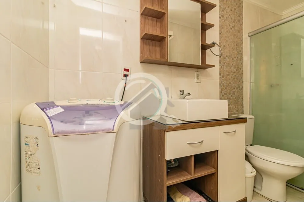Imagem Descubra este encantador apartamento de 41m². Com dois dormitórios e piso de parquet, o imóvel of...