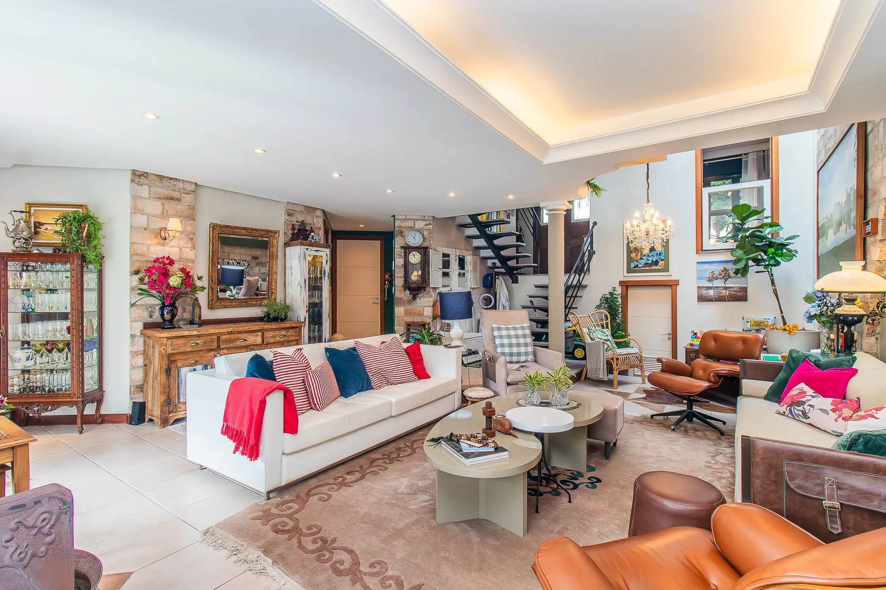 Imagem CASA DE 4 DORMITÓRIOS EM CONDOMÍNIO - 320 m² - 4 VAGAS DE GARAGEM