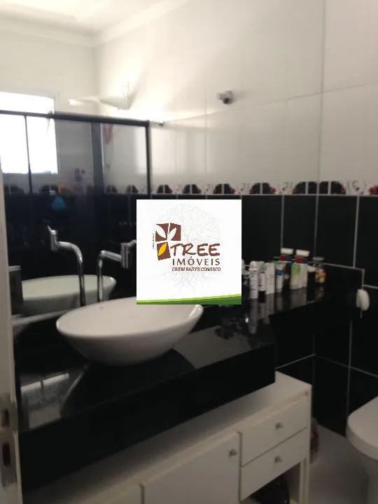 Imagem VENDA DE CASA TÉRREA NO CONDOMÍNIO MONTEREY VILLE, EM MOGI DAS CRUZES, 700m² com 4 quartos, 2 suítes, piscina, churrasqueira e 4 vagas. CONSULTE-NOS.