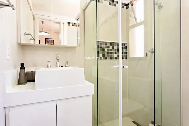 Imagem Apartamento para locação em Moema, com 2 suítes, 3 vagas de garagem.