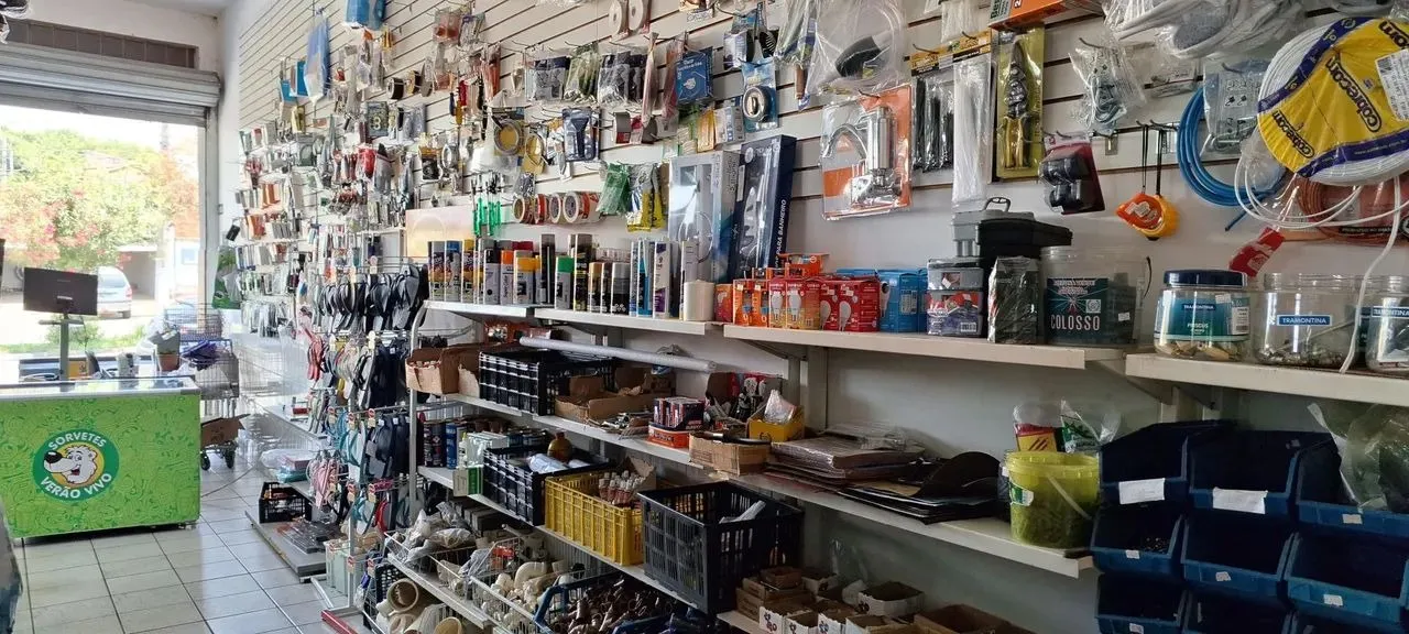 Imagem Imperdível Casa Comercial à Venda em Cidade], Bairro]: 3 Quartos, 1 Suíte, 1 Sala, 2 Banheiros, 5 Vagas, 256m²!