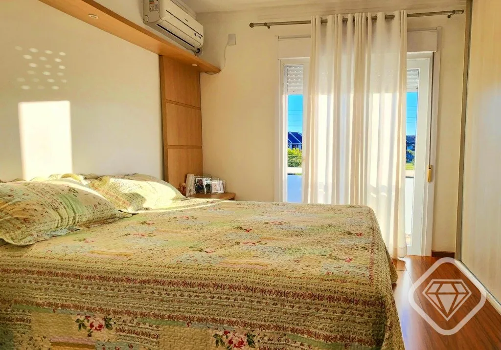 Imagem Casa semimobiliada em frente a uma linda praça no bairro Hípica, com ambientes amplos, excelente d...