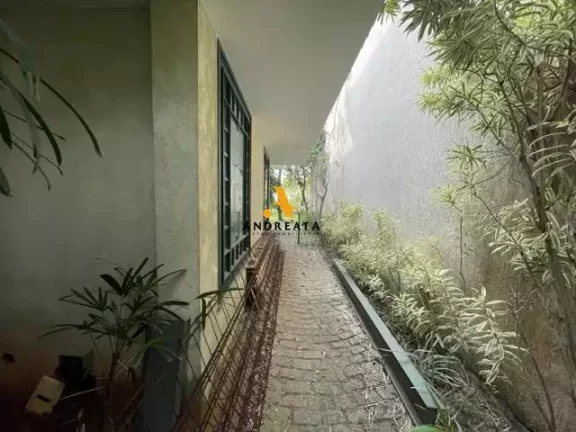 Imagem Novo Leblon - Casa localizada na melhor rua do condominio. Oportunidade de retrofit. Atenção construtrores!!!