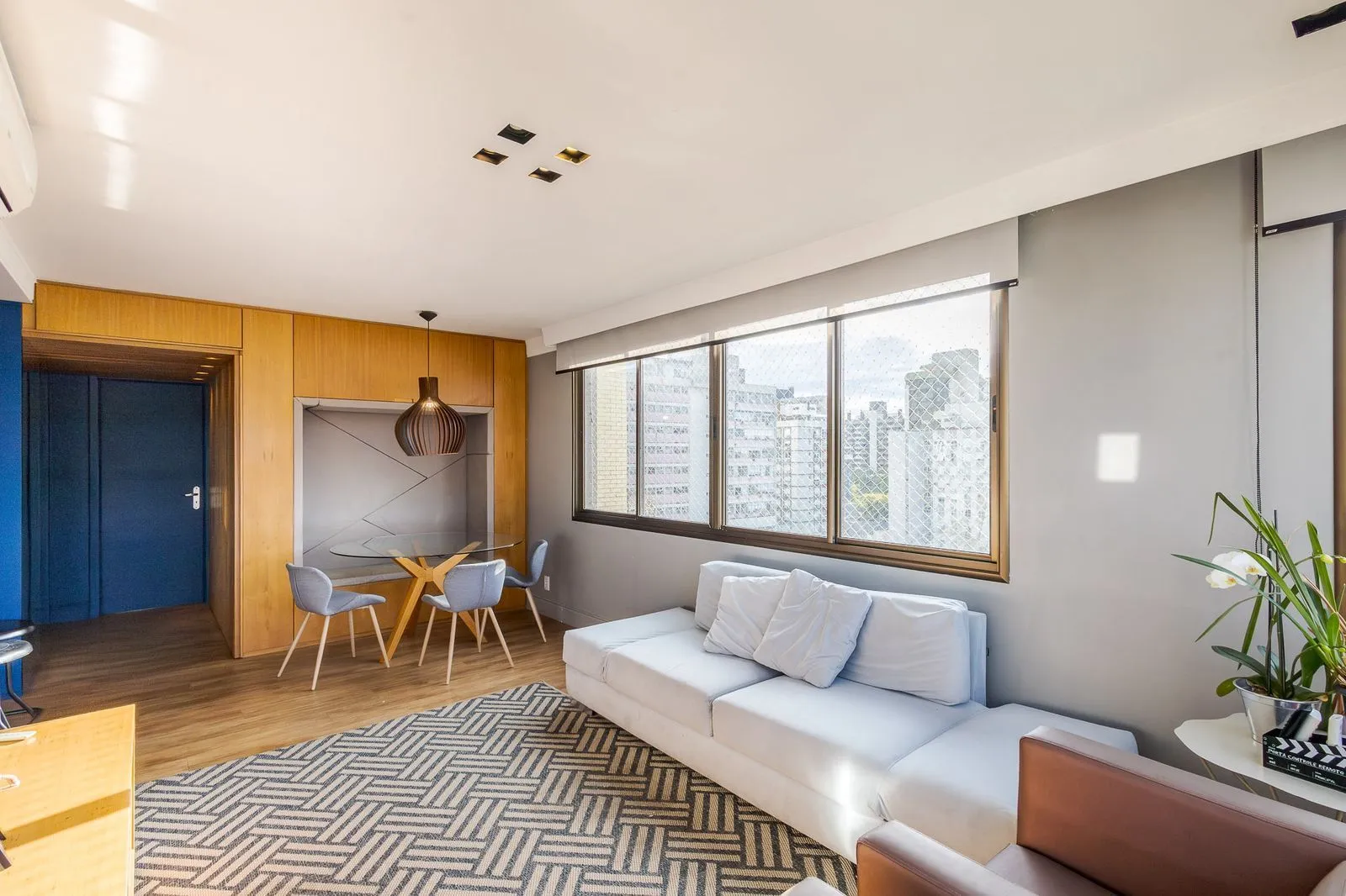 Imagem Andar alto, sol e vista definida são ponto forte deste belíssimo apartamento à venda de 3 dorm e 2 vagas indiv. cobertas no Rio Branco