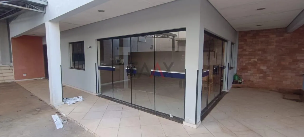Imagem Sala Comercial 900m para Alugar em São Cristóvão com Estacionamento