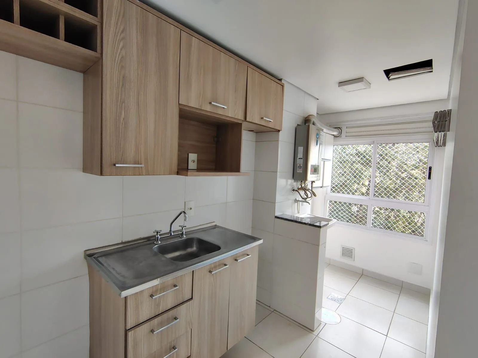 Imagem Apartamento de 2 dormitórios, living, cozinha planejada, área de serviço, banheiro social e 1 vaga de garagem escriturada.
