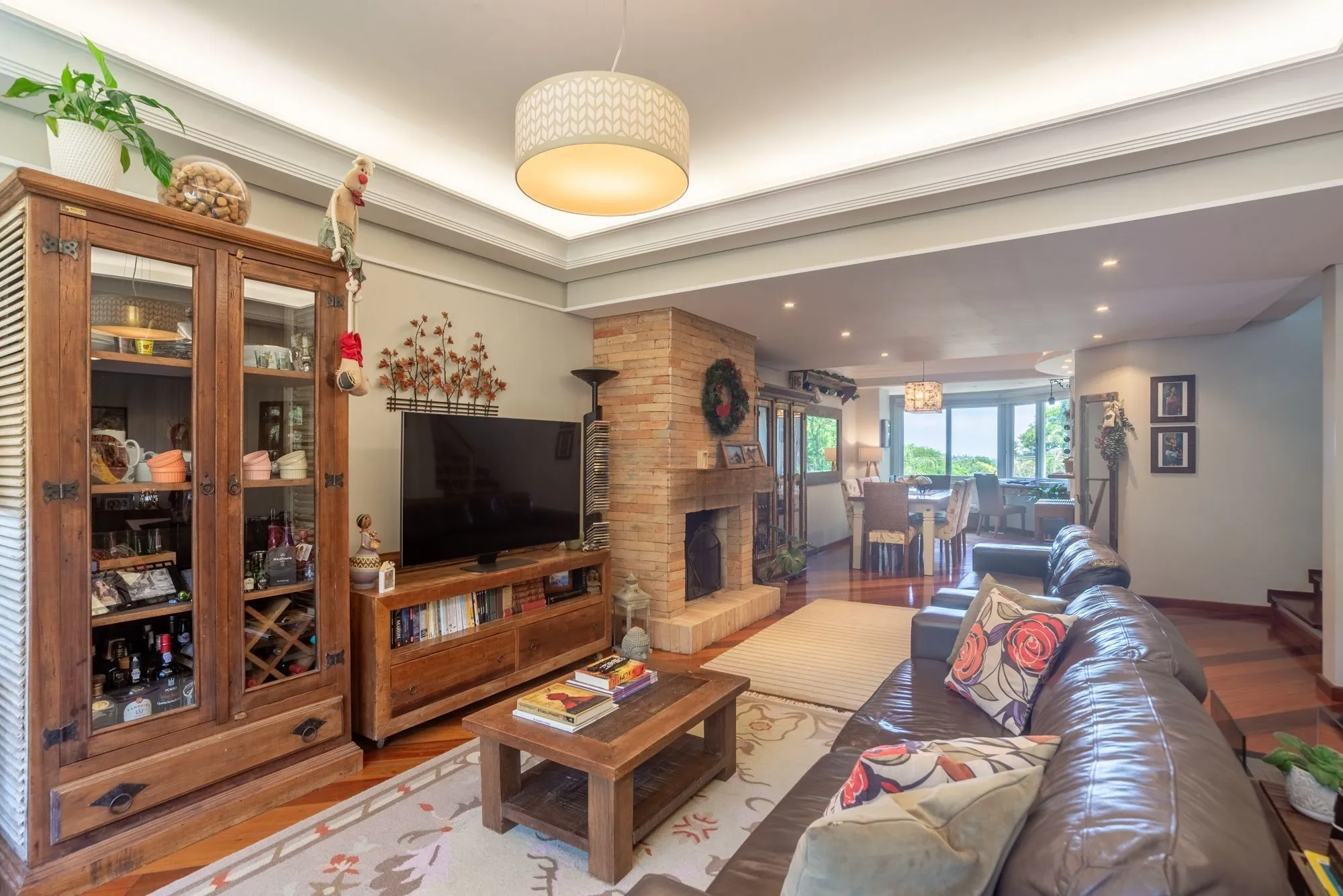 Imagem Casa térrea com 4 dormitórios, 2 suítes e 3 vagas.