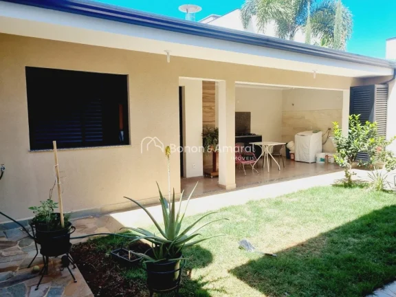 Imagem Sobrado com 4 quartos (sendo 2 suítes, uma delas no térreo), 264 m² construídos, no Condomínio ...