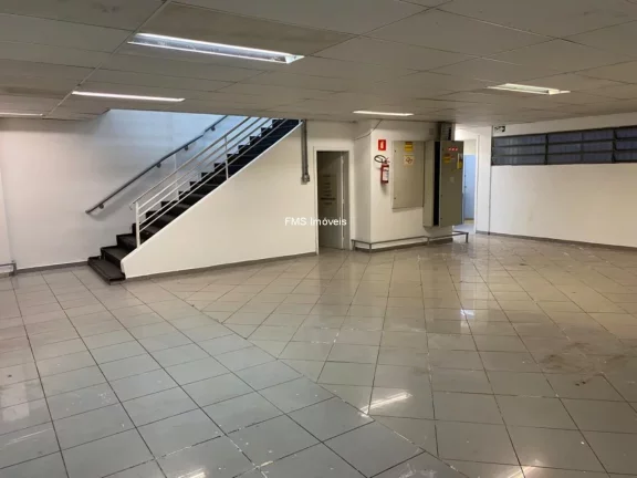 Imagem Galpão Comercial de 477m² com 2 Banheiros para Locação na Lapa, São Paulo-SP