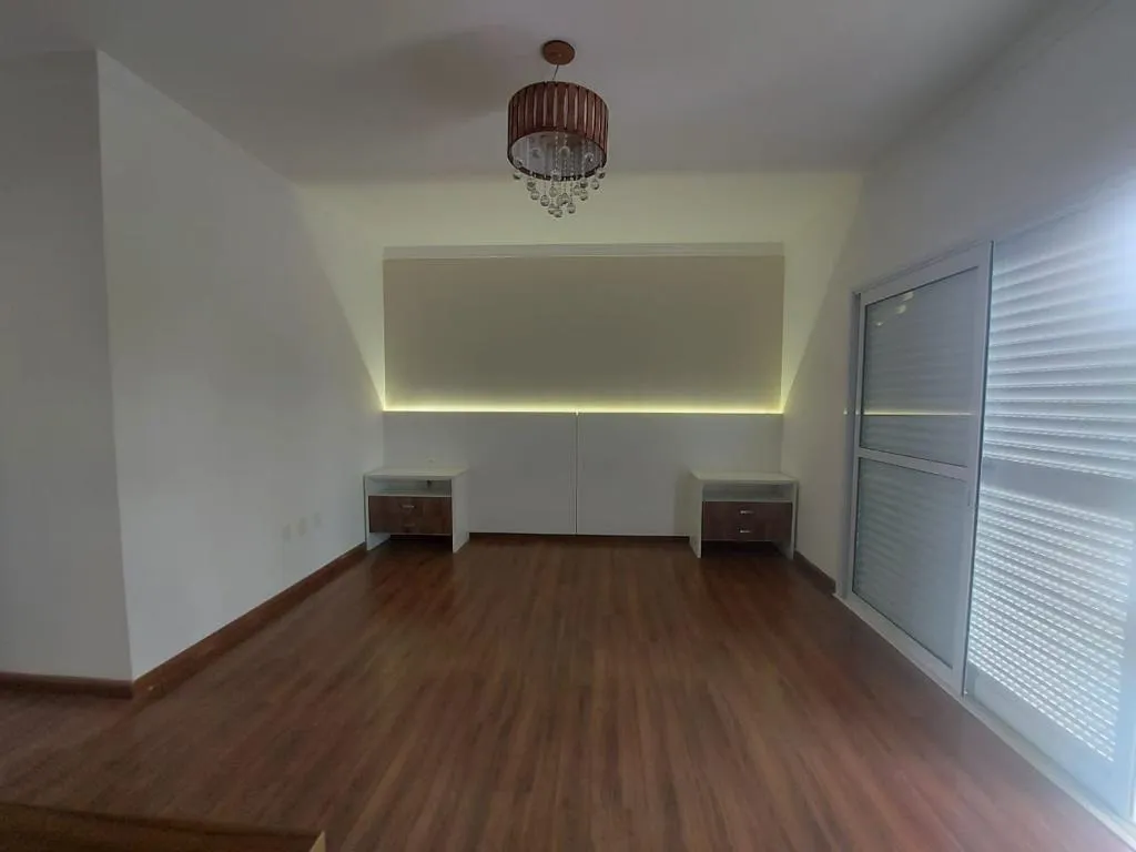 Imagem Casa Sobrado de 489m² de Terreno Localizado no Jardim Residencial Village Vert!