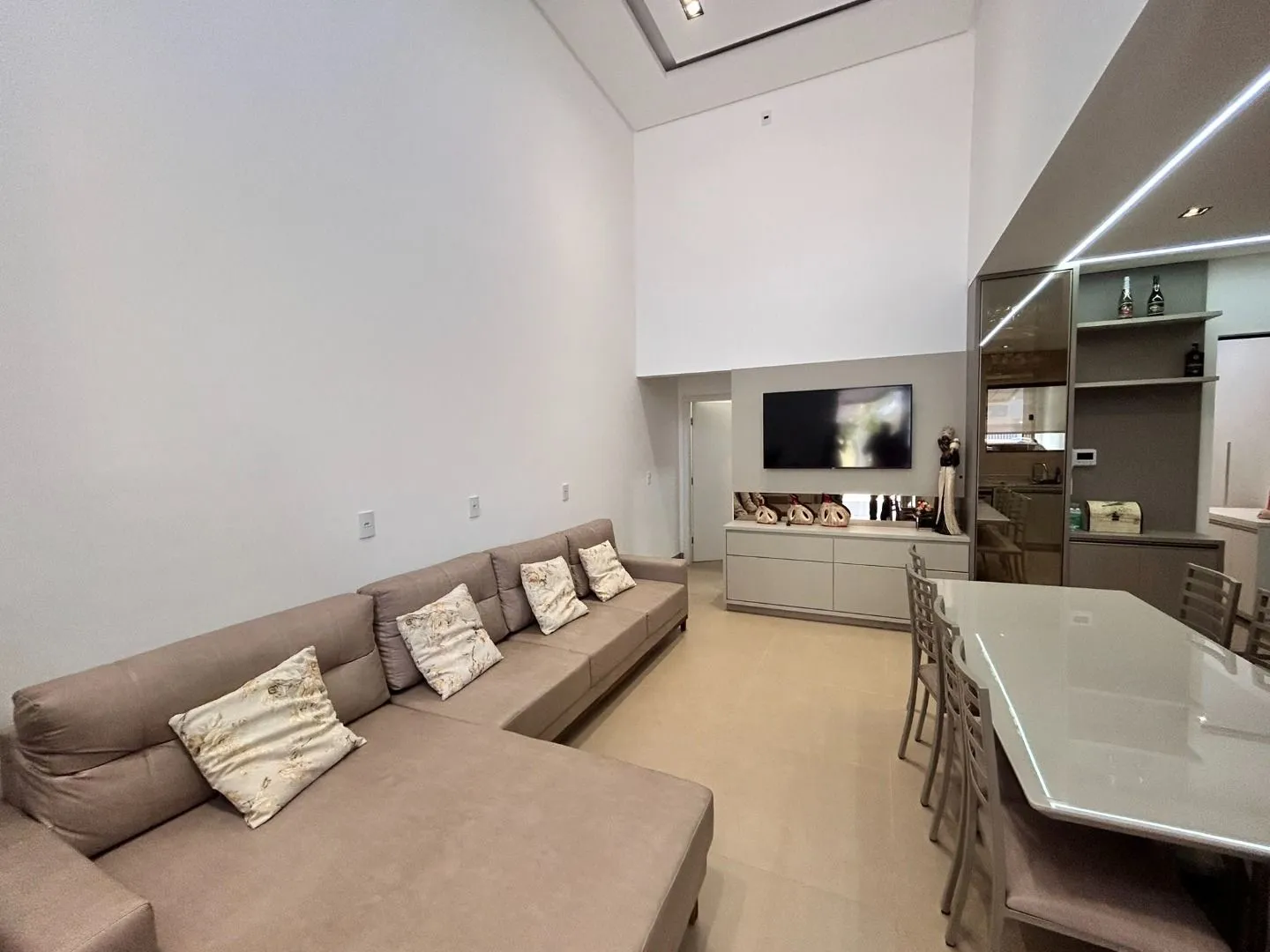 Imagem Casa com 3 dormitórios à venda por R$ 680.000,00 - Laranjeiras - Patos de Minas/MG