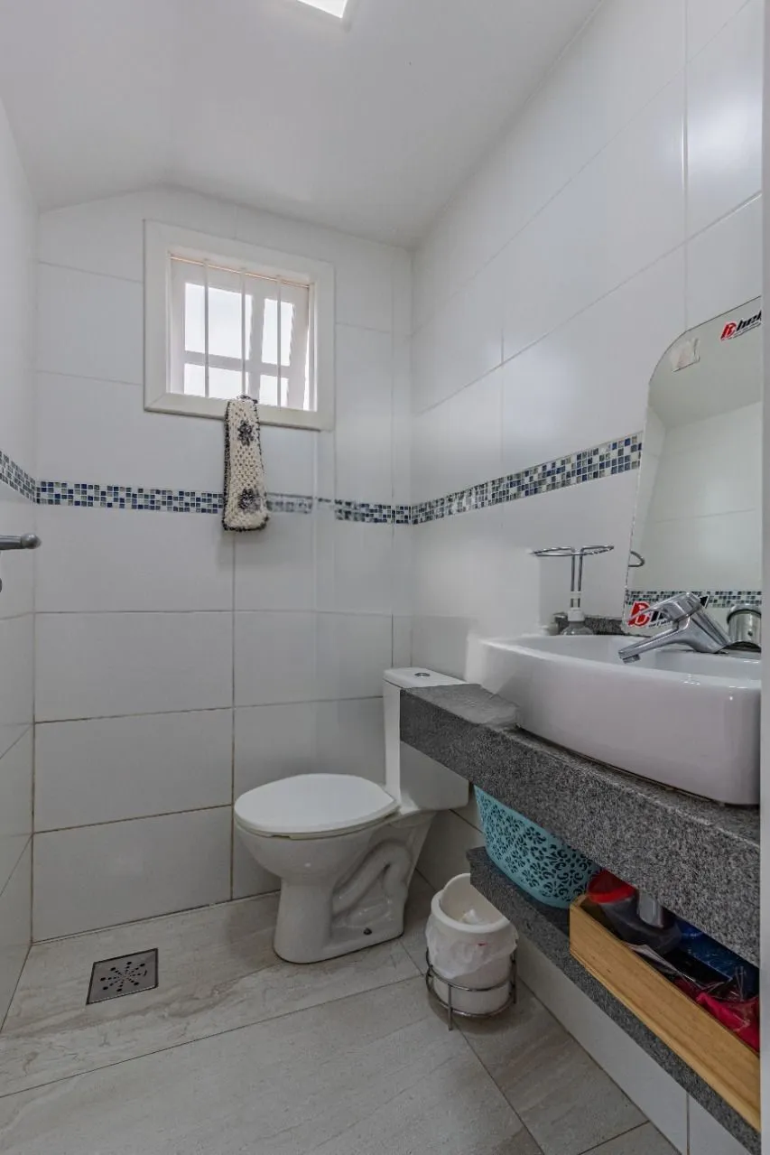 Imagem Casa com piscina e 3 quartos à venda em Cachoeirinha