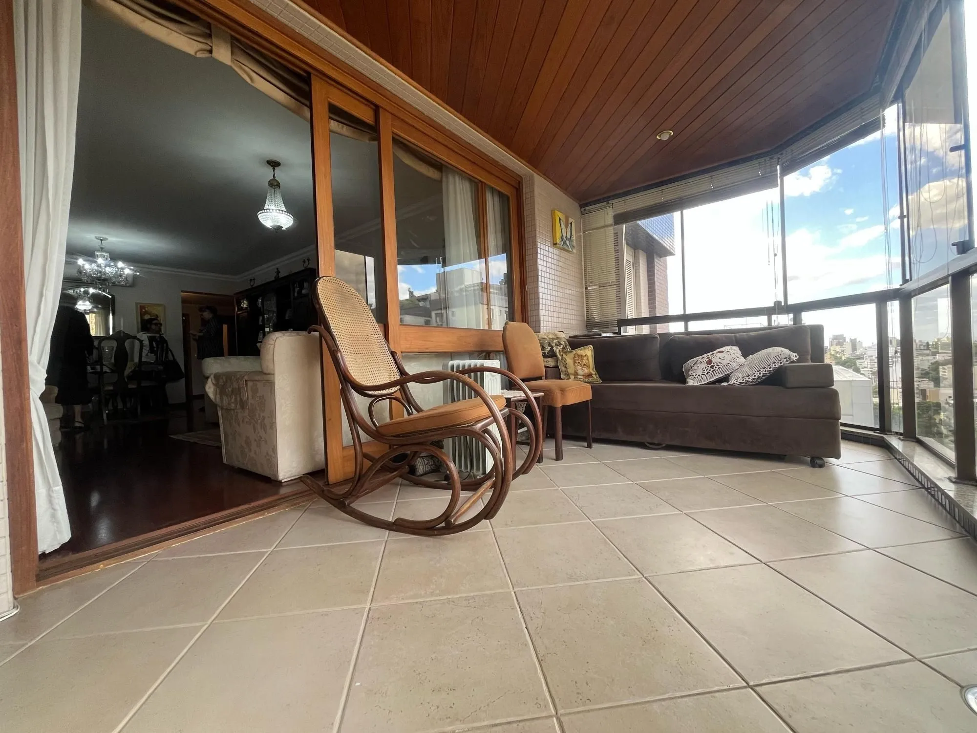 Imagem Apartamento 3 quartos, suíte, sacada, lareira, churrasqueira, 2 vagas de garagem