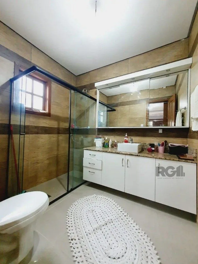 Imagem Casa com 3 dormitórios no bairro Lomba do Pinheiro