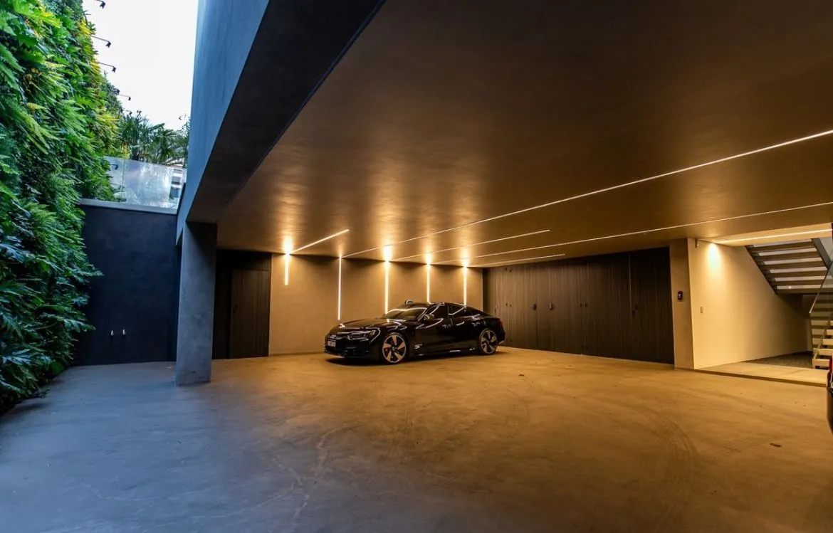 Imagem Venha conhecer essa incrível mansão de alto padrão, com 05 suítes amplas e luxuosas, todas com closets para um maior conforto e praticidade.