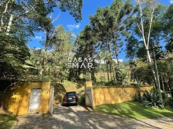 Imagem Casa em condomínio de luxo em Itaipava, Petrópolis-RJ: 4 quartos, 2 suítes, 3 banheiros, 10 vagas, 800m². Imperdível!
