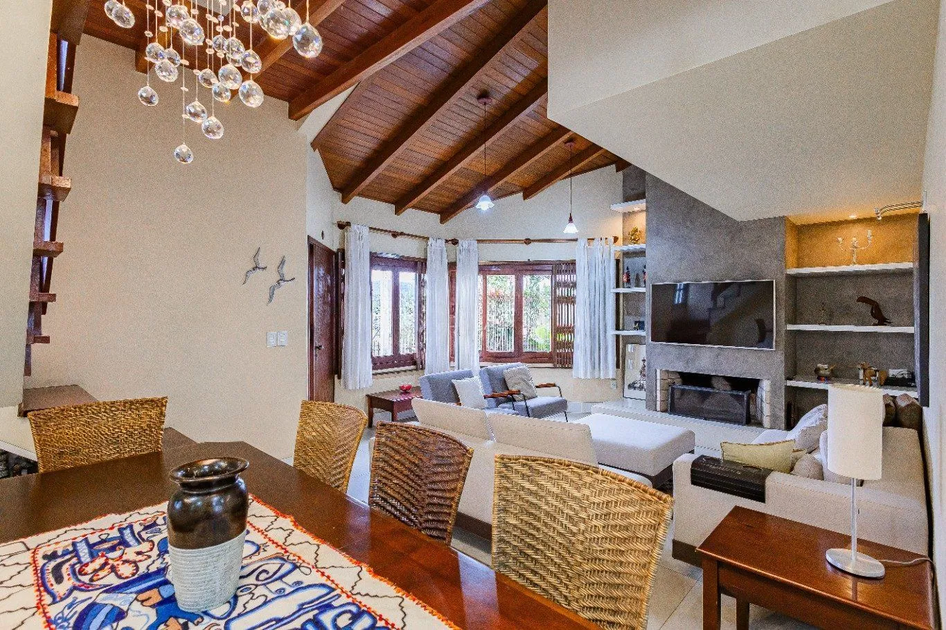 Imagem Casa de 4 dormitórios e 208m² à venda no Bairro Jardim Botânico, Porto Alegre.