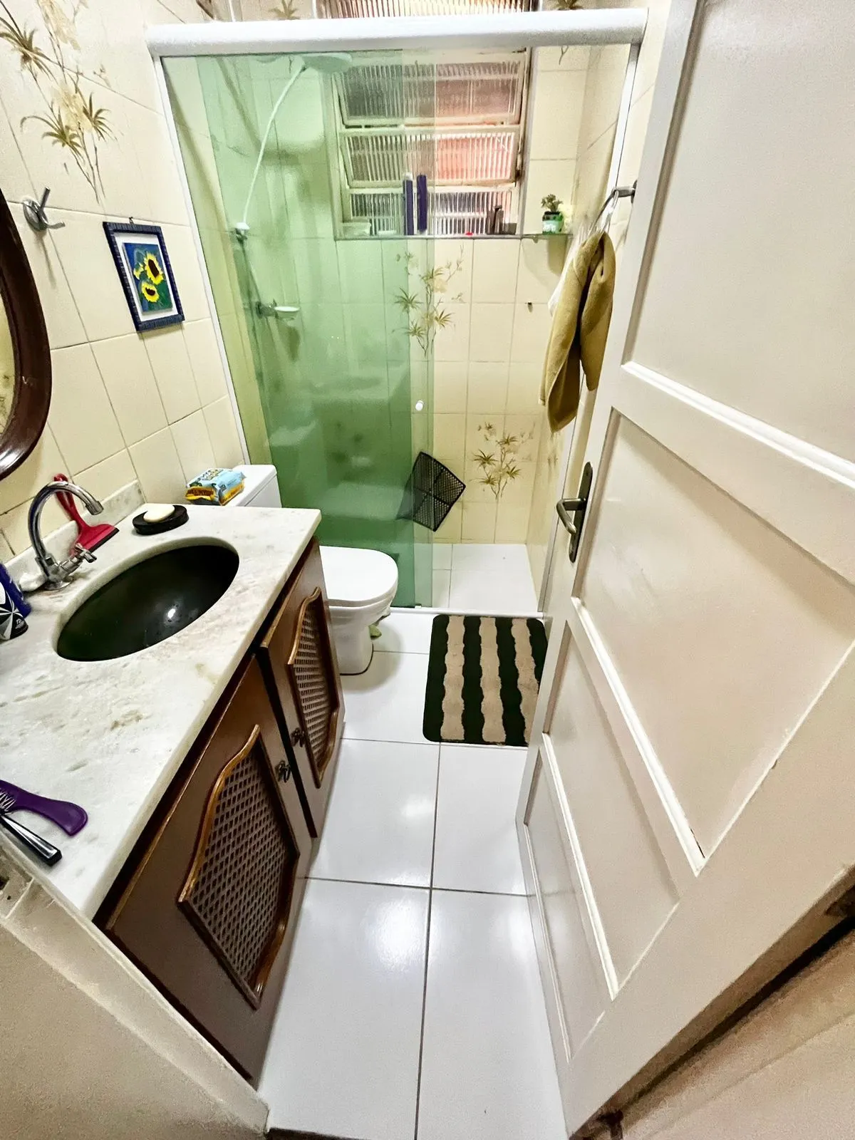 Imagem Apto térreo de 03 dorm, sala, banho, cozinha, reformado, com vaga de garagem.