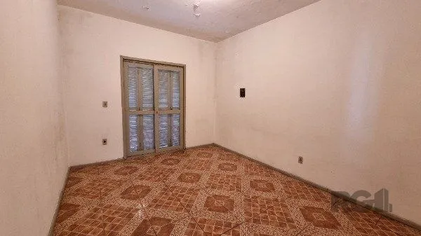 Imagem Casa /Sobrado com apartamento e loja, estacionamento, a venda no Bairro Jardim Itu. Lojão embaixo com dois banheiros e divisórias,