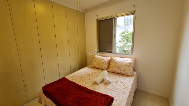 Imagem Vende um aconchegante apartamento de 51m², com dois dormitórios sendo uma suíte, uma vaga coberta