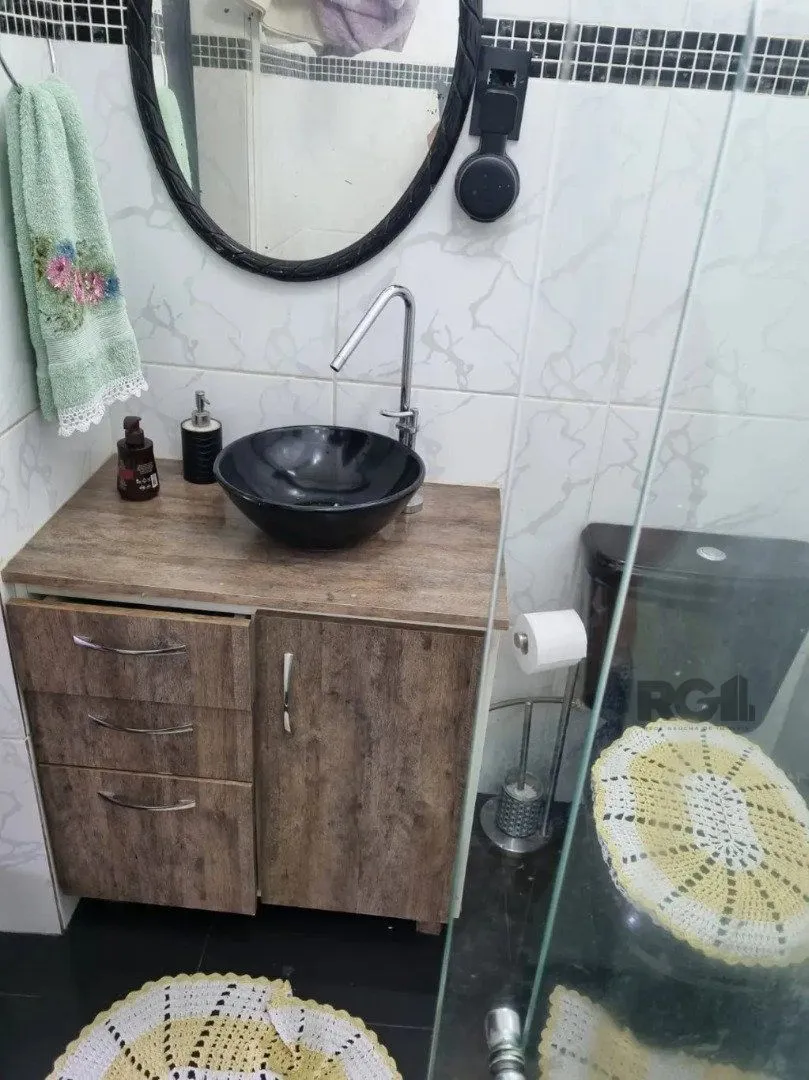 Imagem Casa térrea, 3 dormitórios, 1 suíte, living para 2 ambientes, cozinha, pátio, 2 banheiros e 4 vagas .