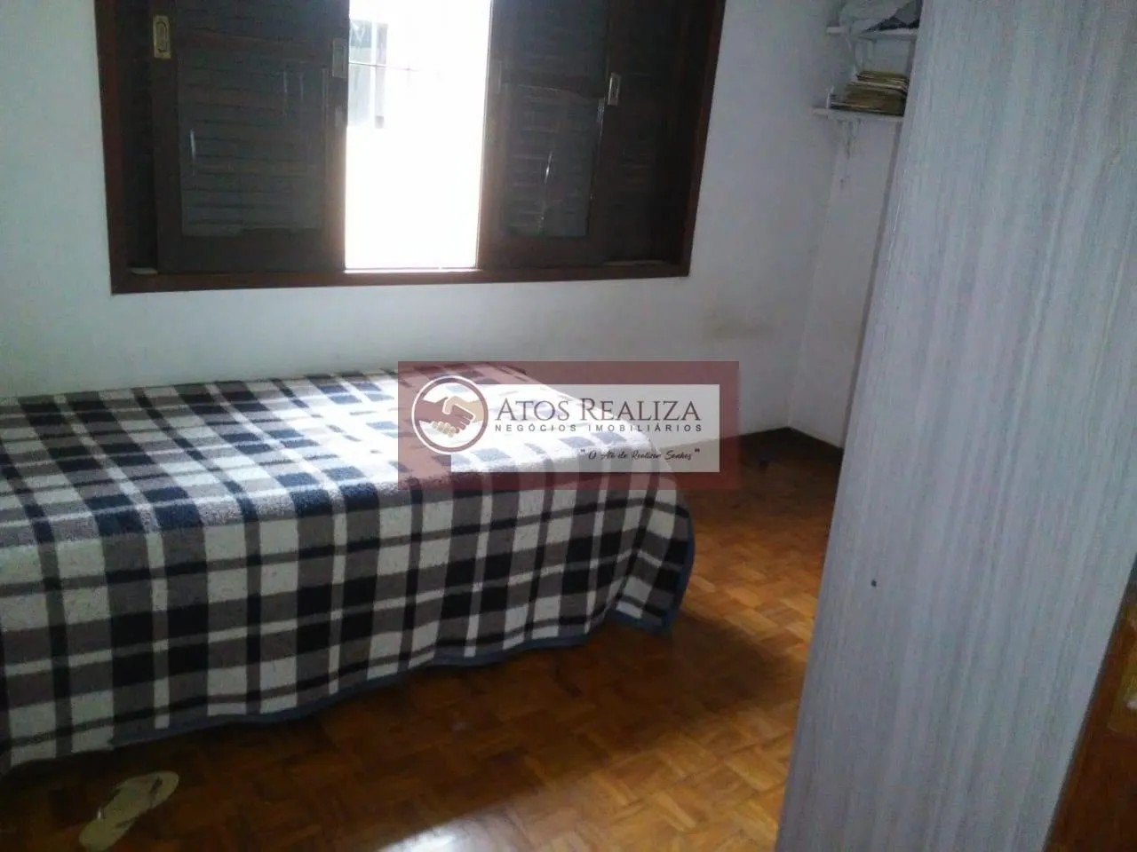 Imagem Oportunidade de um bom investimento. Vendo Sobrado de 180m² no Jardim Império, com 3 Dormitorios, sendo 1 Suíte, 2 Salas, Cozinha, 3 banheiros, 2 vagas de garagem cobertas, + uma pequena edícula. Valor R$ 600k, Agende uma visita e confira.