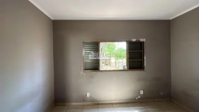 Imagem Casa Padrão para Alugar no Jardim Maracanã, Uberaba - 3 Dormitórios com Suíte e Churrasqueira na Varanda