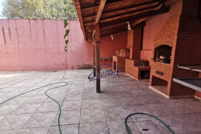 Imagem Casa Térrea de 240m² com 2 dormitórios 2 banheiros 2 vagas de garagem ótimo para construtores